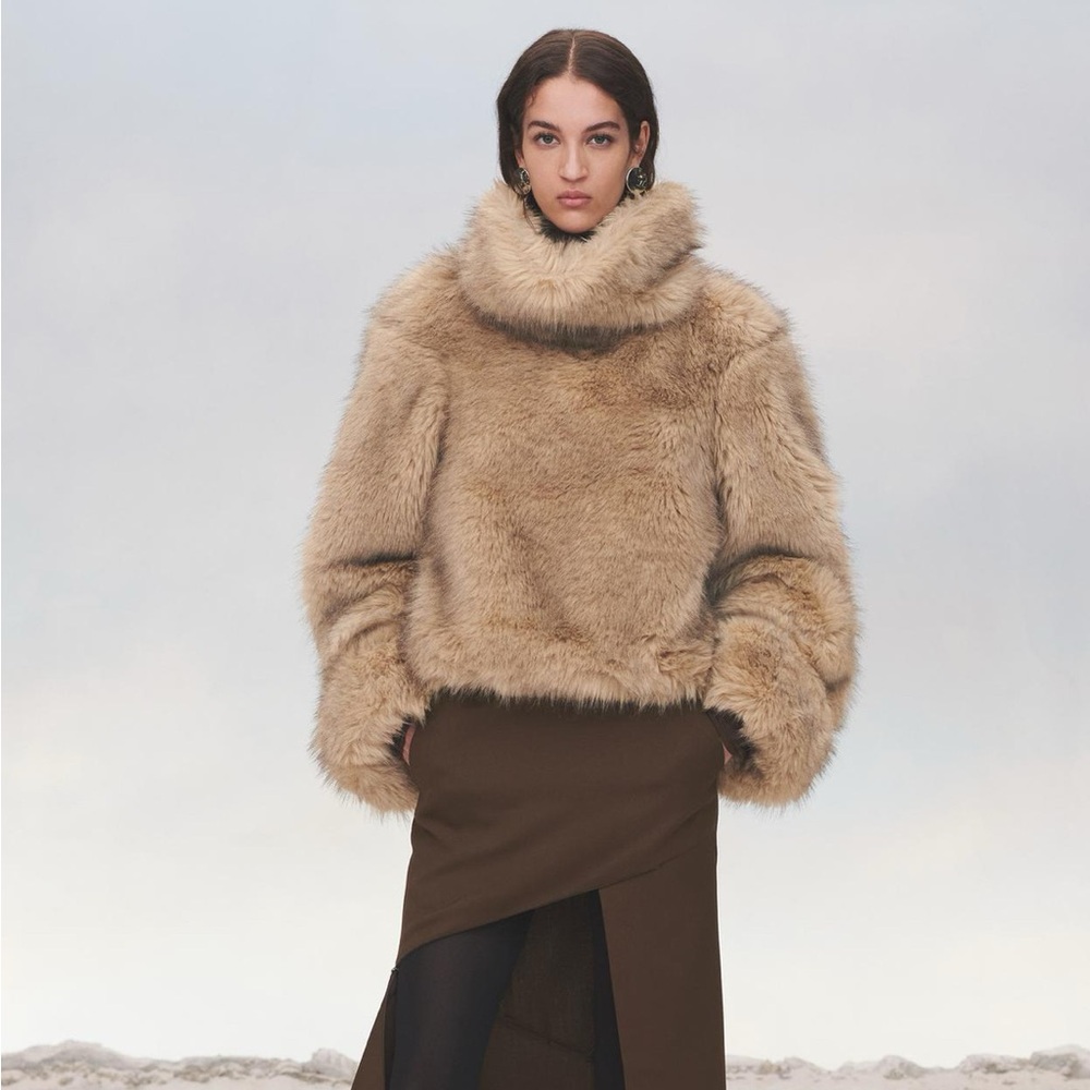 NWT // Size: M // Zara Faux Fur Sweatshirt